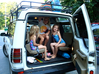 Illustration for article titled Forget The Lasers, Tailgate Seating Is The SUV Option I Want